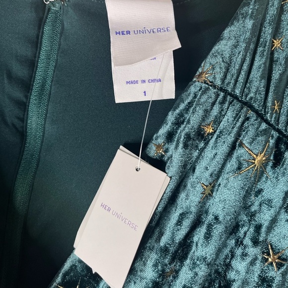 Her Universe Retro Star Velvet Dress Plus Size - Picture 11 of 15